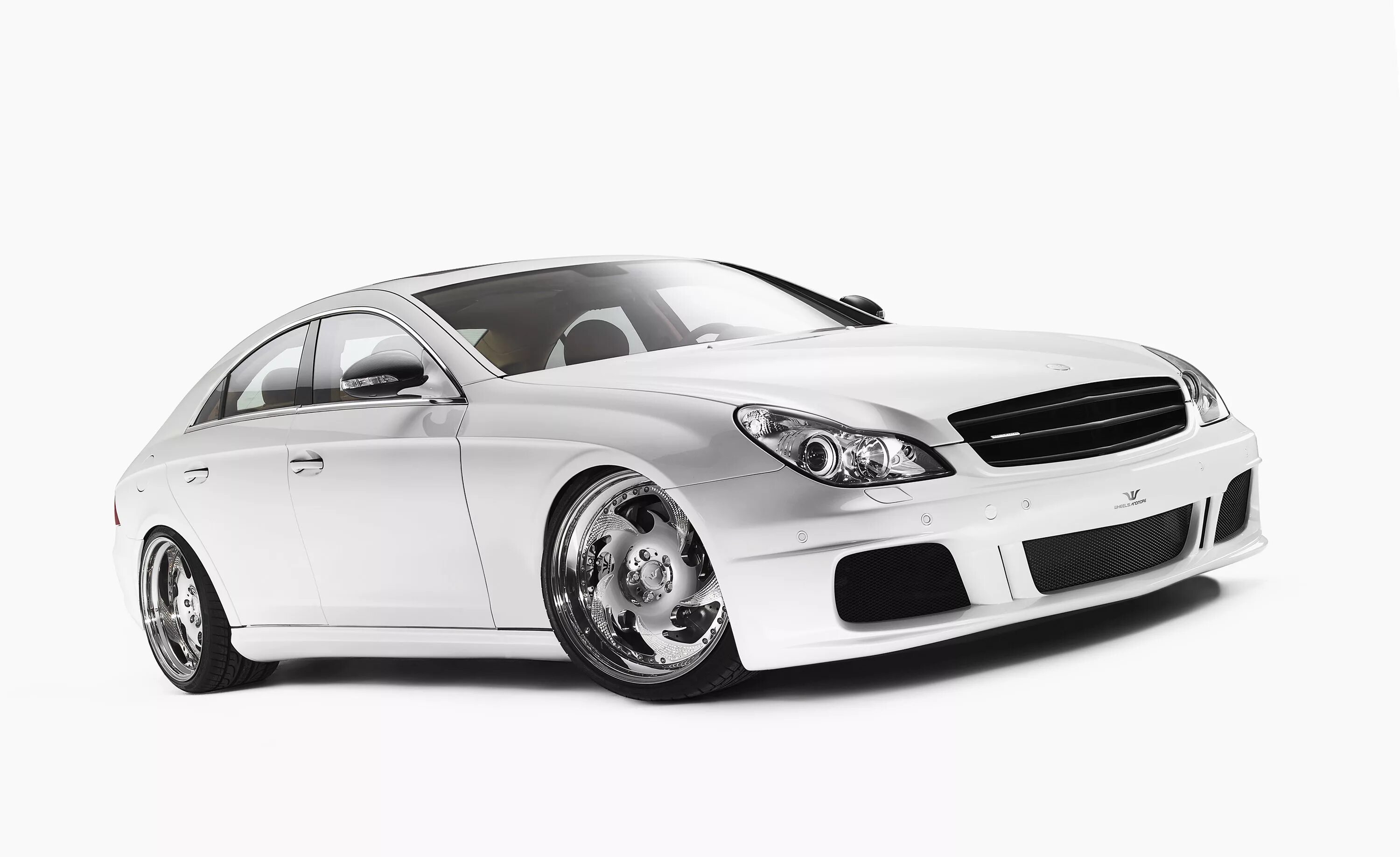 Картинка машинка белая. Mercedes Benz CLS 55 белый. Mercedes CLS 55 AMG. Мерседес CLS на белом фоне. CLS 2009.