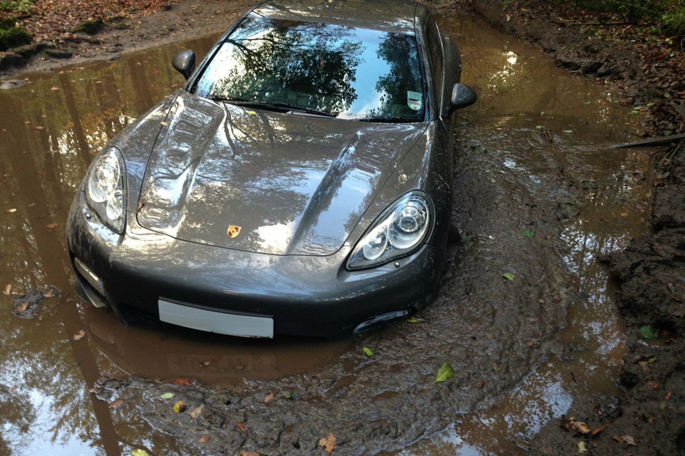 Порше Панамера и грязь. Машина в грязи. Автомобиль утопленник. Автомобиль в болоте.