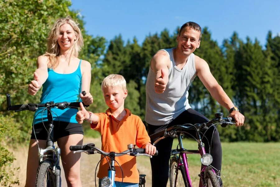 Большая спортивная семья. Семья занимается спортом. Спортивная семья на природе. Спортивная семья на велосипедах. Счастливая спортивная семья.
