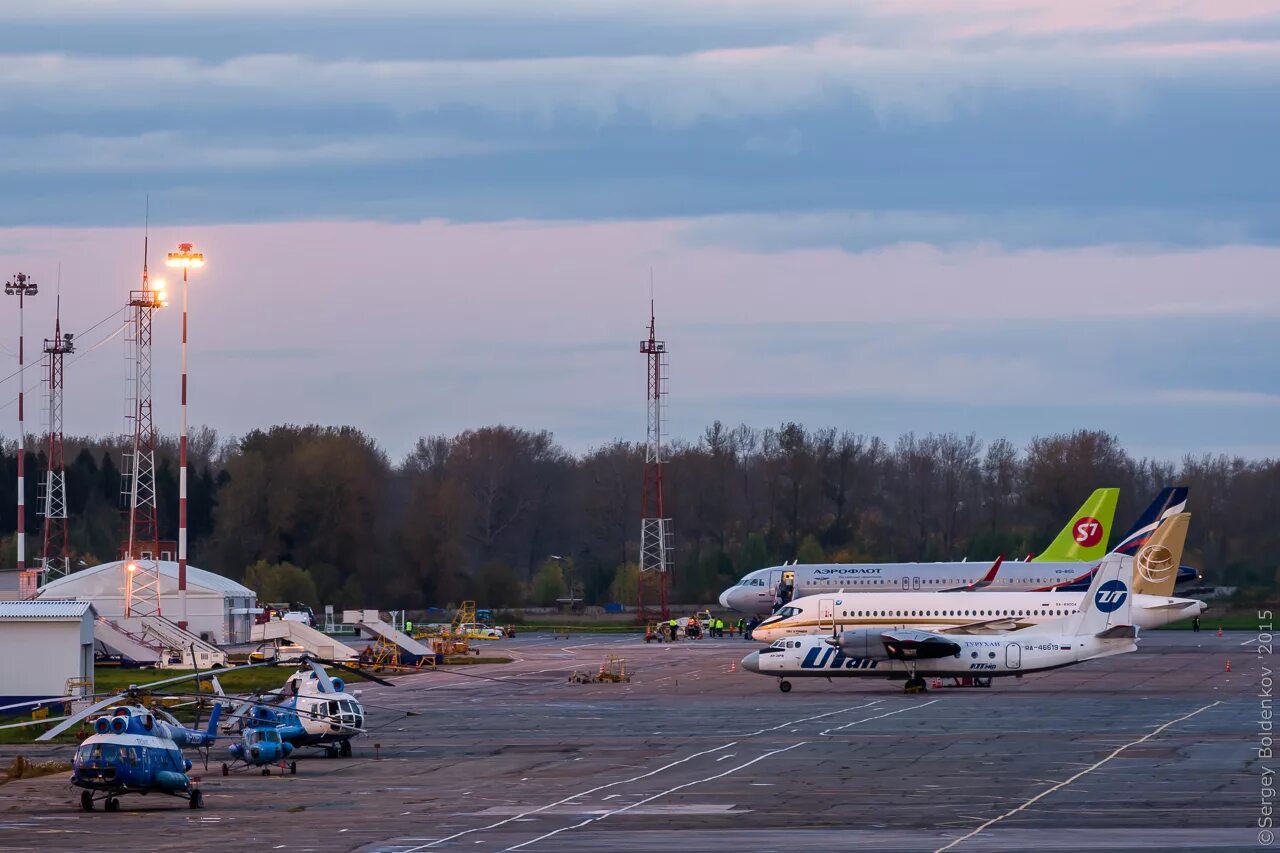 Самолетов аэропорт большое савино. Большое Савино Пермь самолеты. Споттинг Пермский аэропорт. Аэропорт большое Савино споттинг. Аэропорт Пермь самолеты.