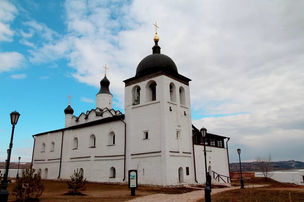 Свияжск церковь. Церковь Сергия Радонежского Свияжск. Свияжский Иоанно-Предтеченский монастырь Свияжск. Сергиевска Церковь Свияжск. Остров-град Свияжск Никольская Церковь.