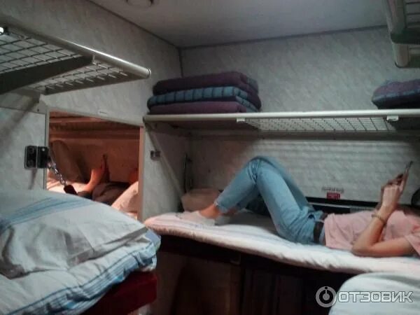 Боковая полка плацкарт. Места на нижних полках в поезде. Верхняя боковая полка ржд 2022. Верхние места плацкарт куча людей. Места на нижних полках в поезде.