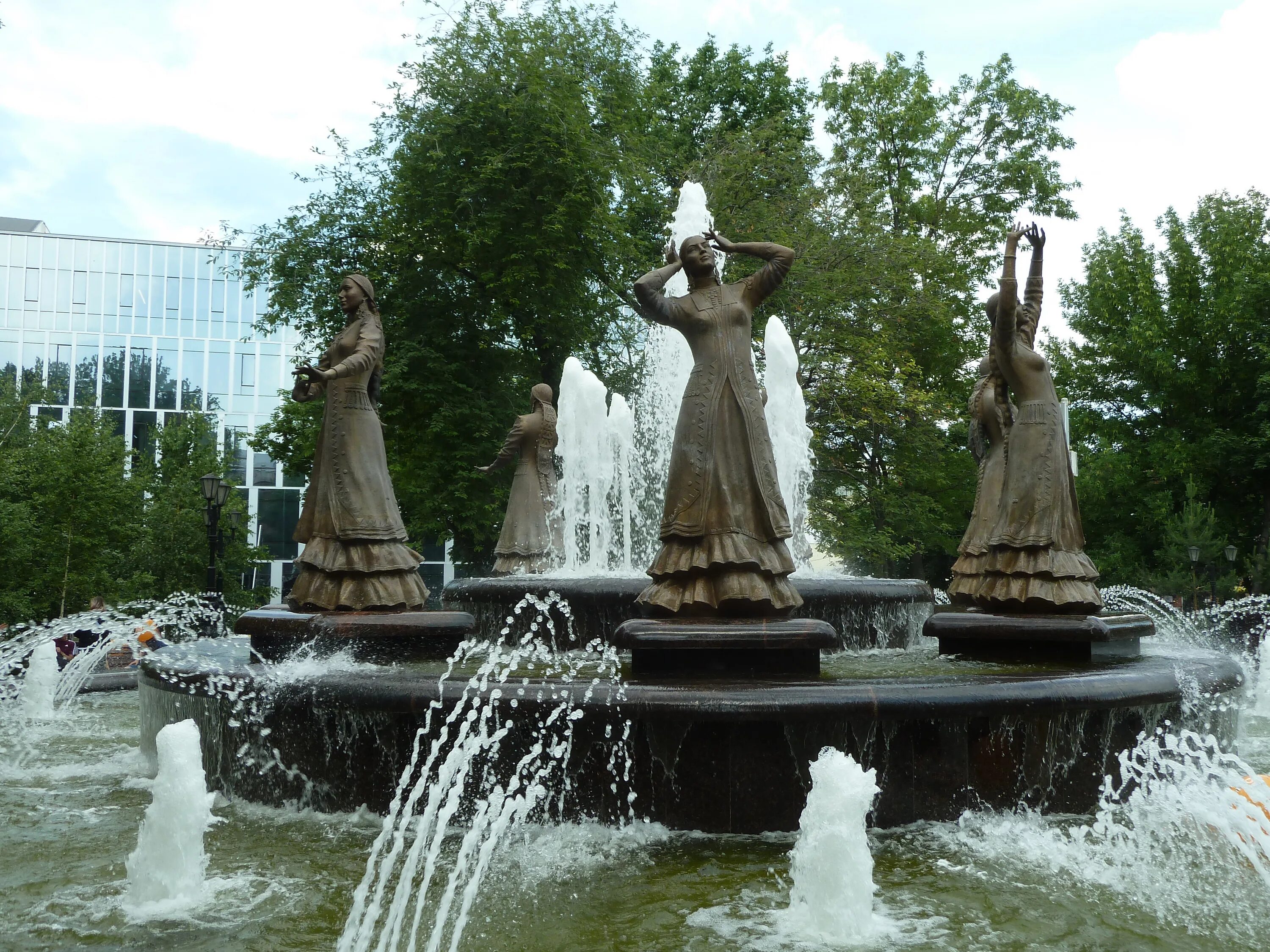 Фонтан семи сестер уфа. "семь девушек уфа сквер". Фонтан семь красавиц в баку. Семь девушек отзыв. Фонтан семь девушек в уфе.