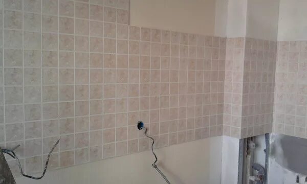 Закрыть трубы в углу. Короб для труб на фартуке кухни. короб под канализационную трубу на кухне. обшить трубы в кухне. зашивка труб на кухни коробом с плиткой.