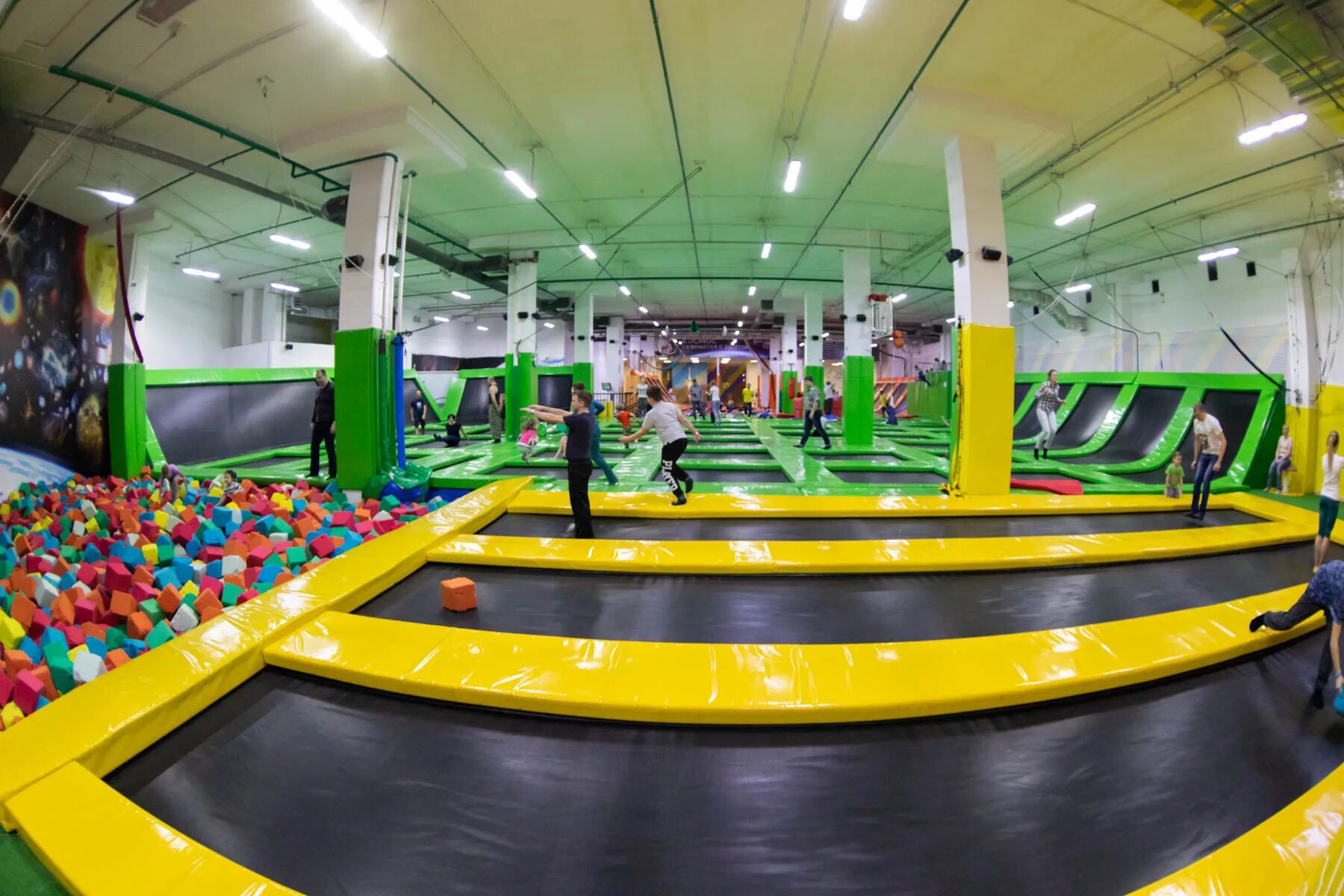 высотный город с детьми. куда можно сходить с 8. батутный центр невесомость бутово. питерлэнд парк аттракционов. скалодром limestone, москва.