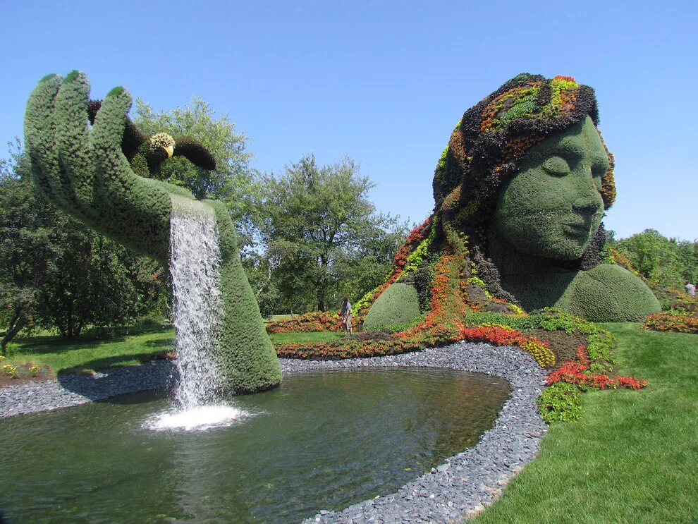 Удивительный мир видео. Ботанический сад Монреаля. Ботанический сад Монреаля (Канада). Водопад Топиар Монреаль. Топиарная Парковая скульптура.