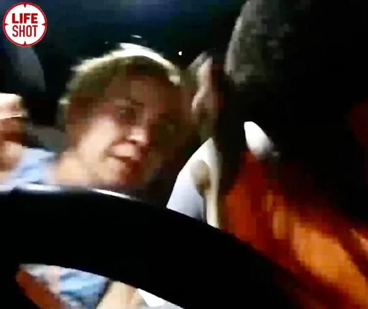 Женщина избила таксиста. Женщина избила таксиста. Женщина избила таксиста. Водитель избил водителя трусово. Женщина избила таксиста.