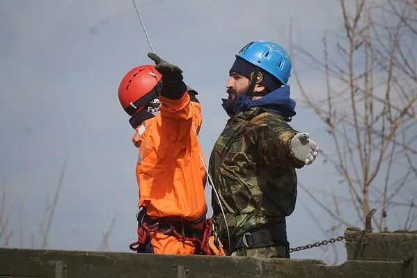 Спасательный дом. Спасатели МЧС Узбекистана. Спасатели МЧС 2001 год. Форма Юный спасатель. Ингушские спасатели МЧС.