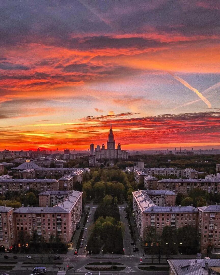 Закат в москве. Москва МГУ закат. МГУ на рассвете. МГУ Ленинский проспект. Вид Москвы с крыши МГУ.