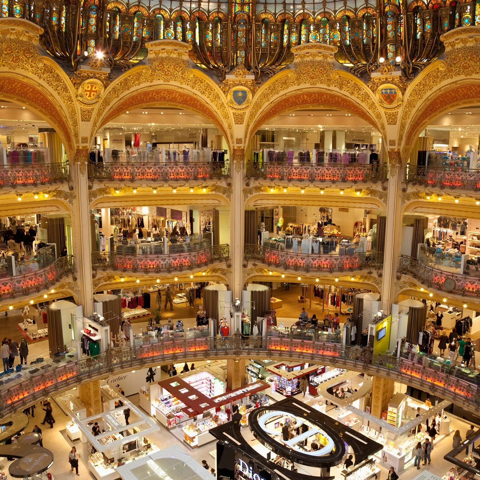Department store. Дубай Молл галерея Лафайет. Галерея Лафайет Ницца. Галерея Лафайет в Париже фото. Galeries Lafayette в Париже внутри.