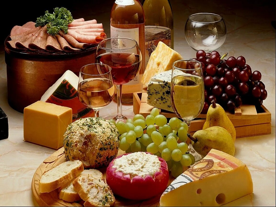 Праздничный стол с вином. Стол с едой. Вино и сыр. Итальянский стол с едой.