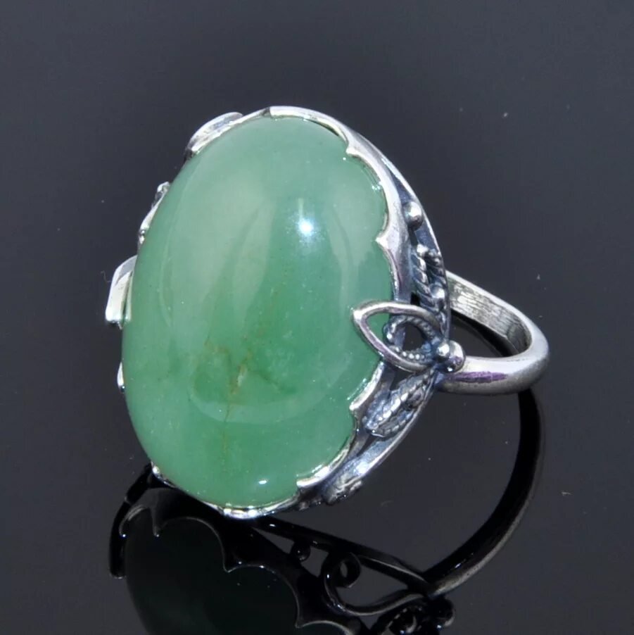 Жадеит нефрит. Нефрит салатовый. Как называется камень нефрит. Камень талисман нефрит. Лазурит, белый нефрит, жадеит.