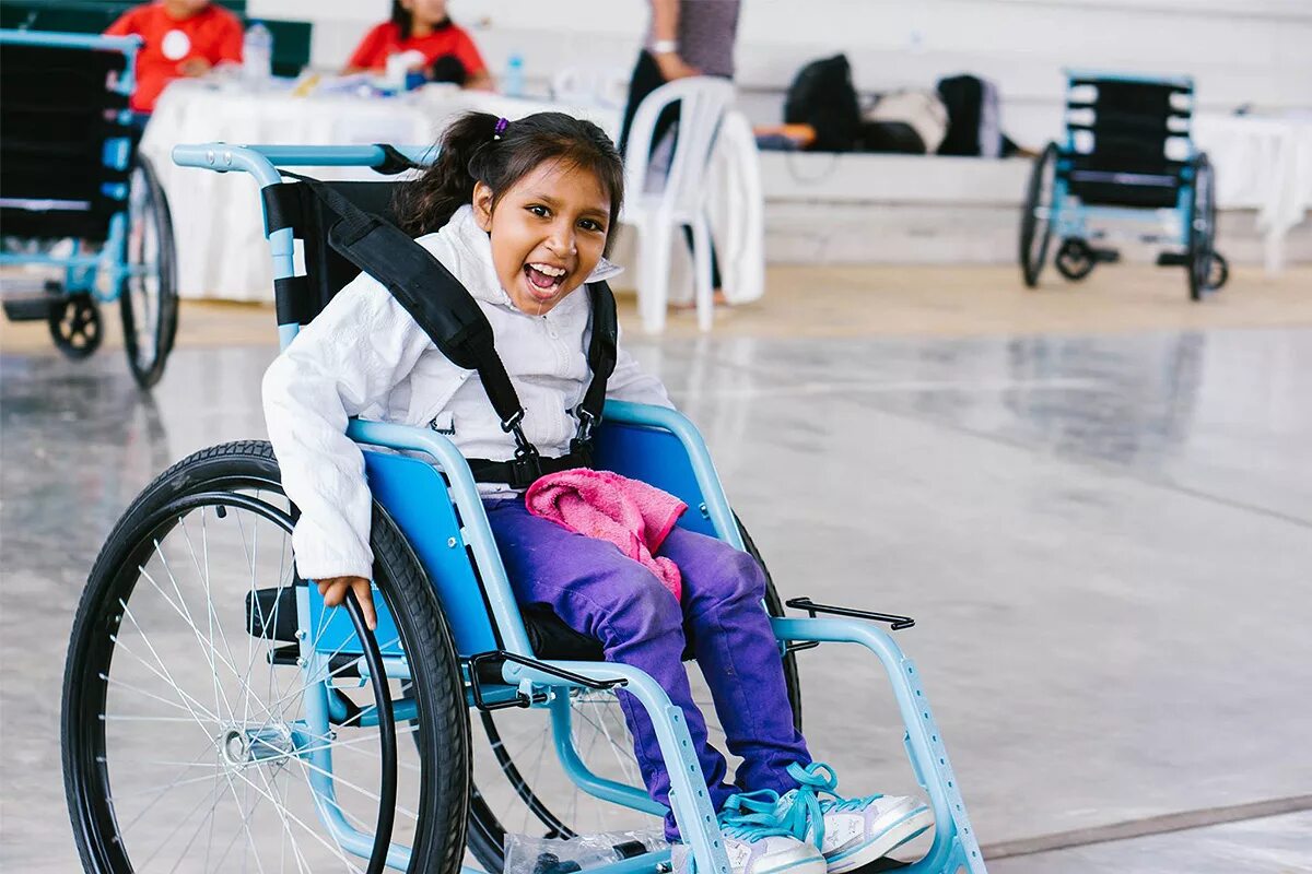 Инвалиды. Ребенок в инвалидной коляске. Коляска для инвалидов. Люди с ограниченными возможностями.