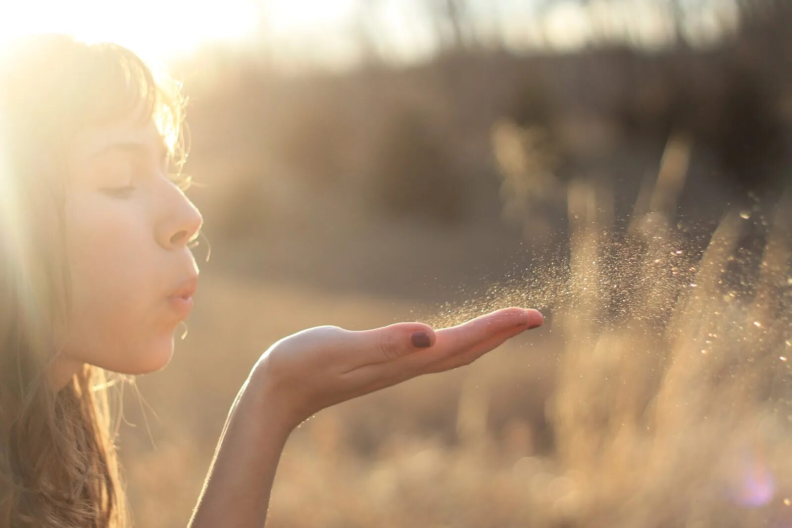 солнце на дороге. стихотворение добрые люди. пусть будет небо чистое над вами пусть будет жизнь по-доброму светла. стих о доброте и добрых делах. девушка в солнечных лучах.