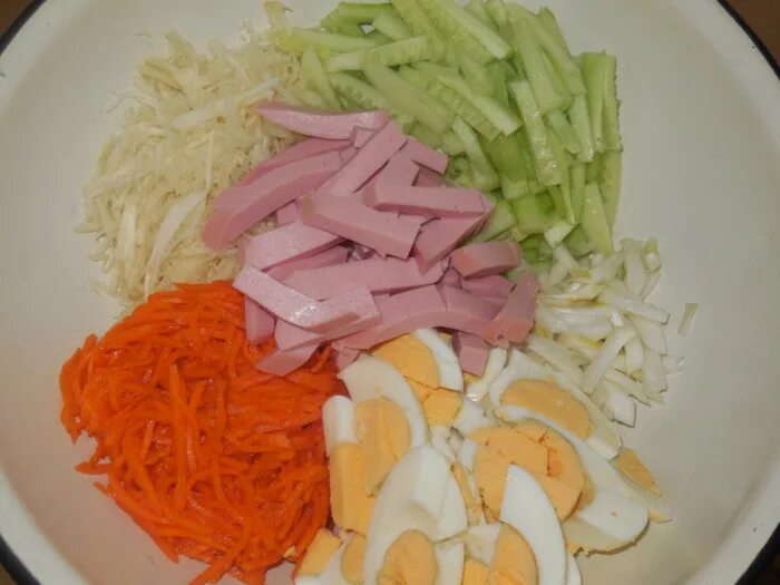 Салат свежий огурец морковь колбаса. Салат с корейской морковкой и колбасой. Салат огурец яйцо корейская морковка. Салат колбаса огурец яйцо. Салат с колбасой и корейской морковкой и огурцами.
