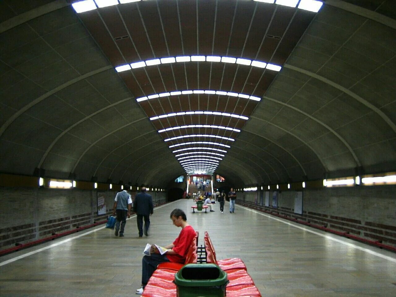 Включи станцию души. Бухарест метрополитен. Станции метро Бухареста. Бухарестский метрополитен 1979. Метро университет Бухарест.