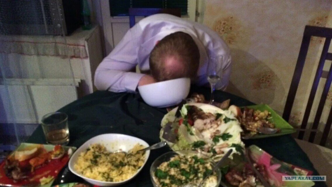 Уснул за столом. Уснул в салате. Новый год лицом в салате. Человек спит в салате. Уснул в салате.