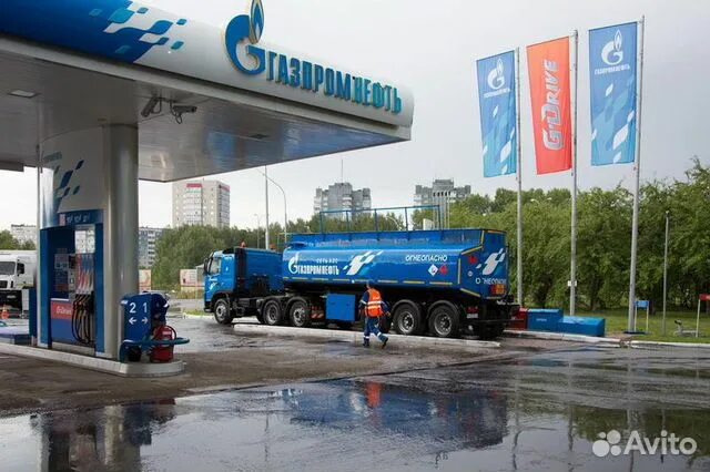 Заправка транснефть. Газпромнефть азс камаз 53215. резервуарный парк на азс газпромнефть. бензовоз газпромнефть. транснефть азс.
