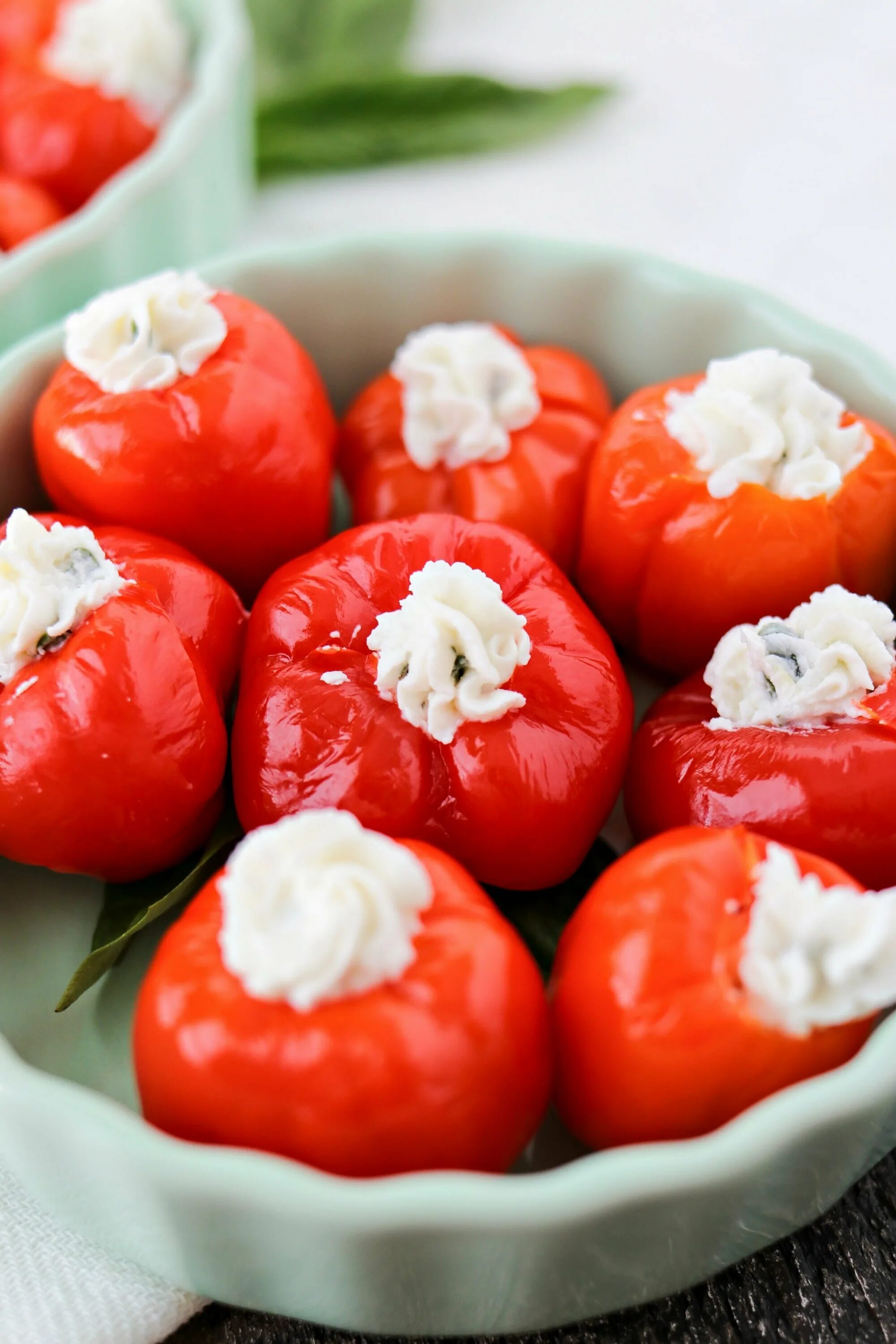 Перец фаршированный в духовке с сыром. Перец фаршированный курицей и грибами. Начинка для болгарского перца. Черри фаршированные фетой. Перец фаршированный.