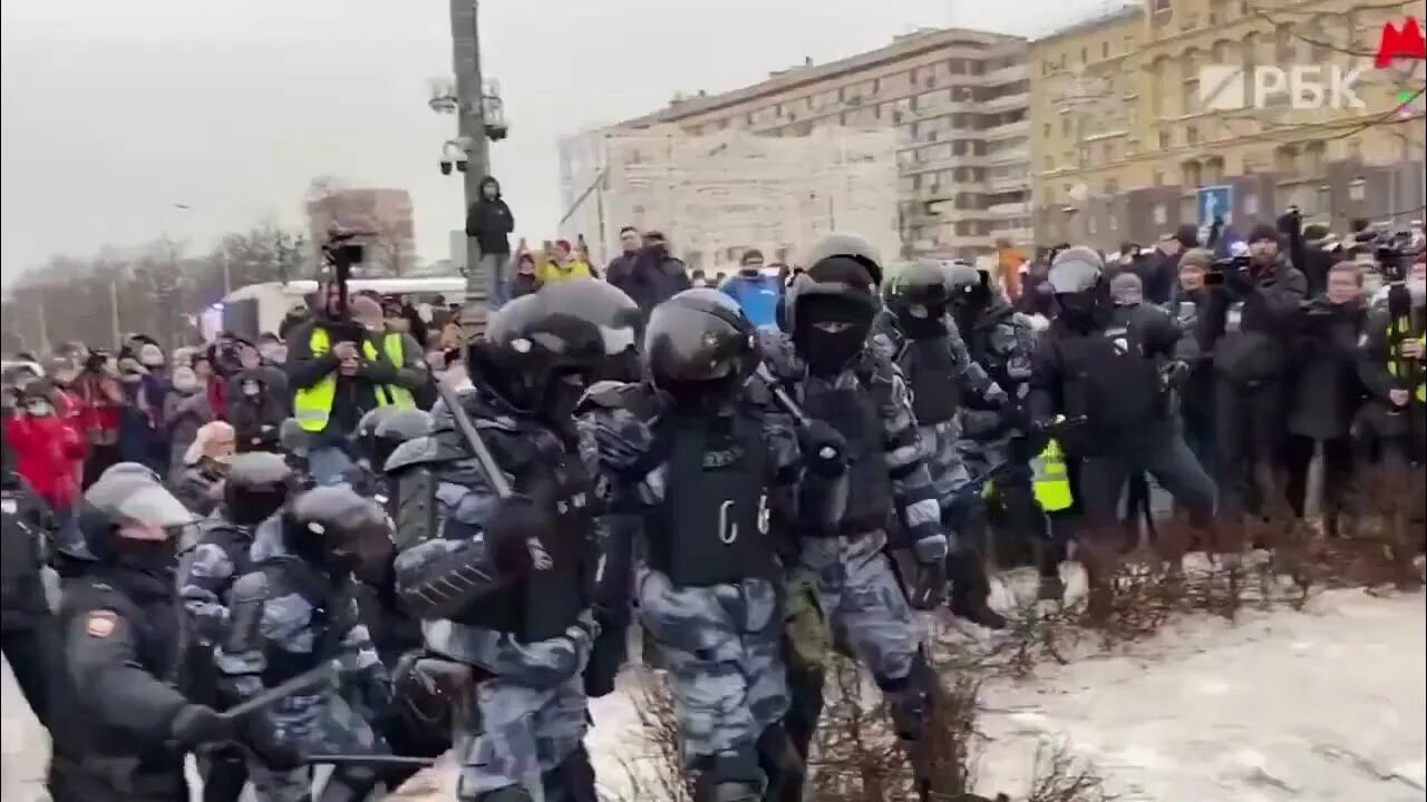 Омон драки. Митинг в Москве драка с ОМОНОМ. ОМОН стычка на Лужниках.