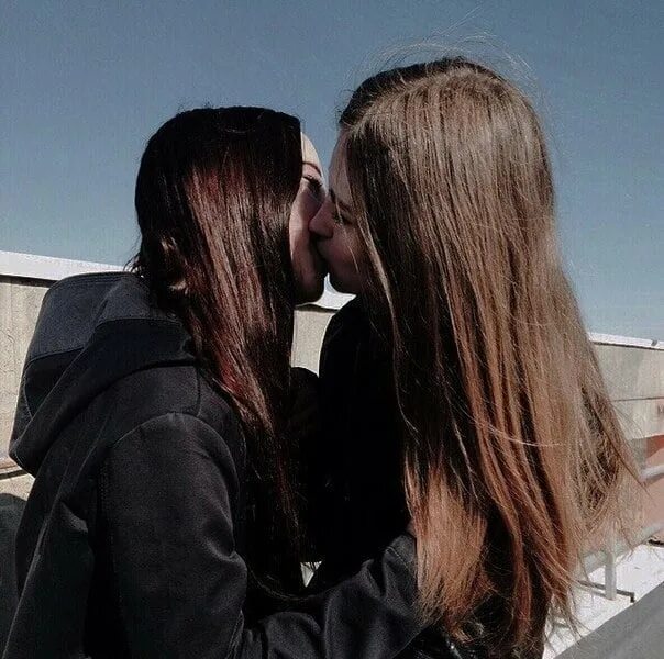 Фото парня и девушки. Парень целуется с подругой. Красивые пары подростков. Эстетика поцелуев парня и девушки. Парень целуется с подругой.