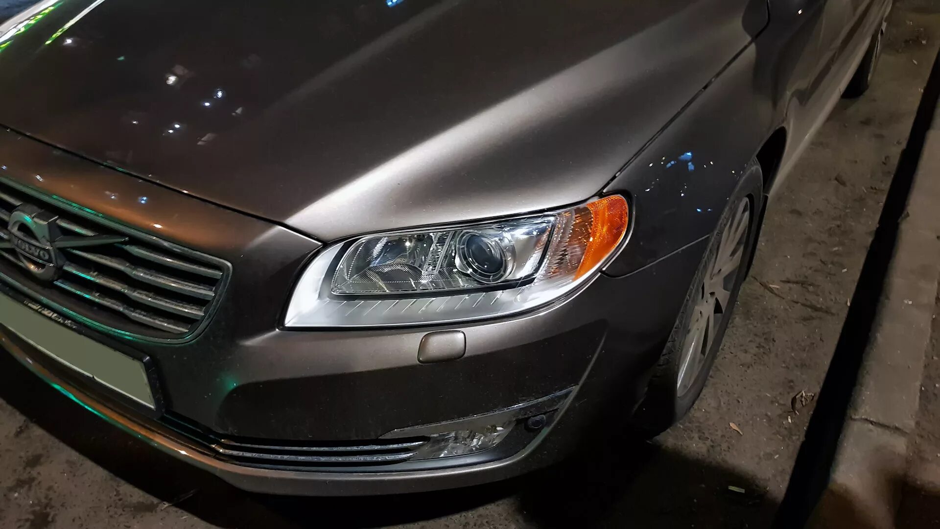 Volvo s80 оптика. Вольво s80 с черными фарами. Фара Volvo s80 II лампы. Черные фары Volvo s80.