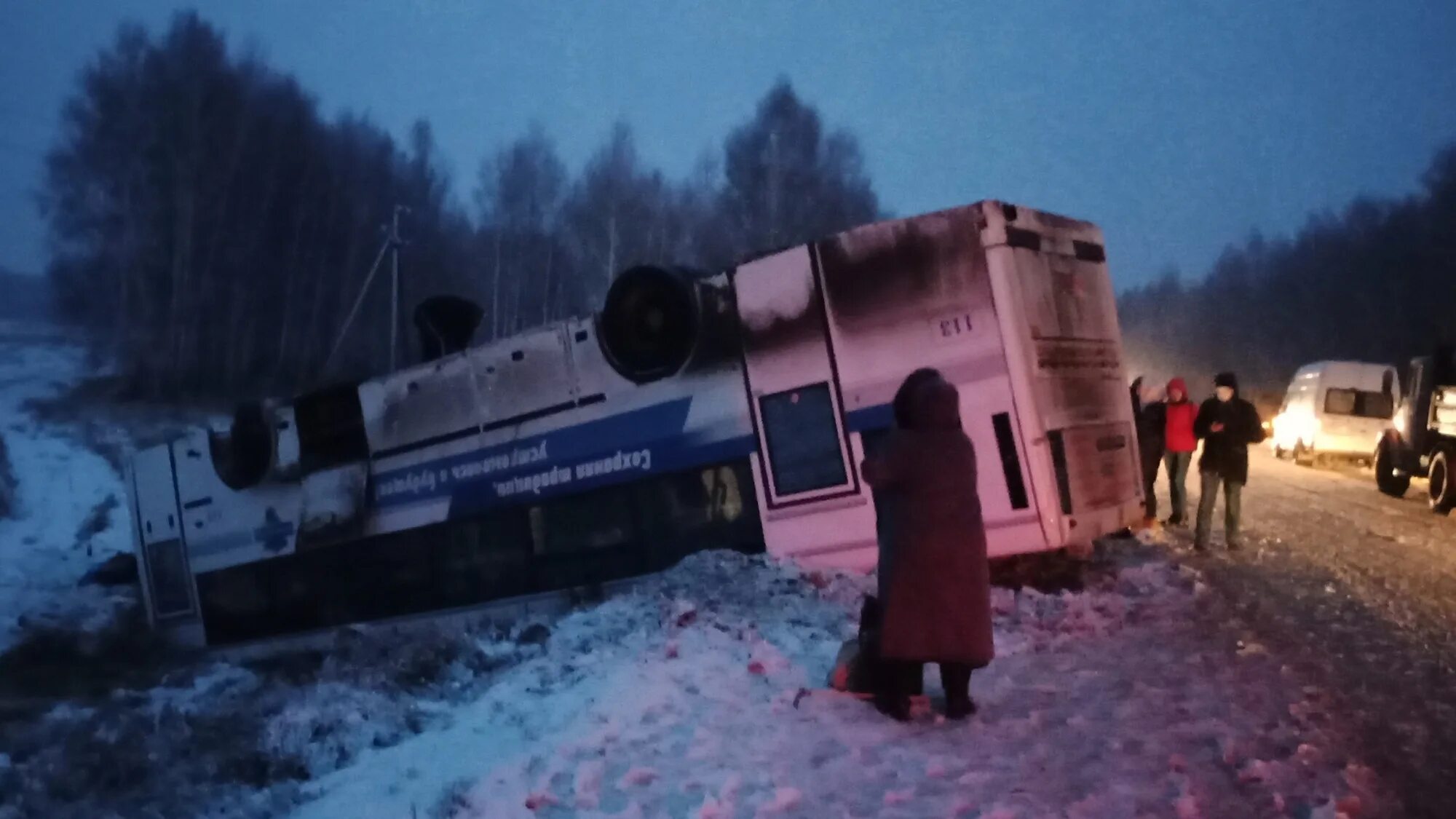 Чп автобус. Автобус Омск Усть Ишим. ДТП С автобусом в Омской области. Автобус Омск Усть Ишим перевернулся.