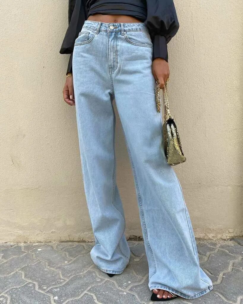 Можно ли носить широкие джинсы. Джинсы клеш 2022 тренд. Джинсы Baggy тренд. Широкие джинсы. Джинсы женские модные широкие.