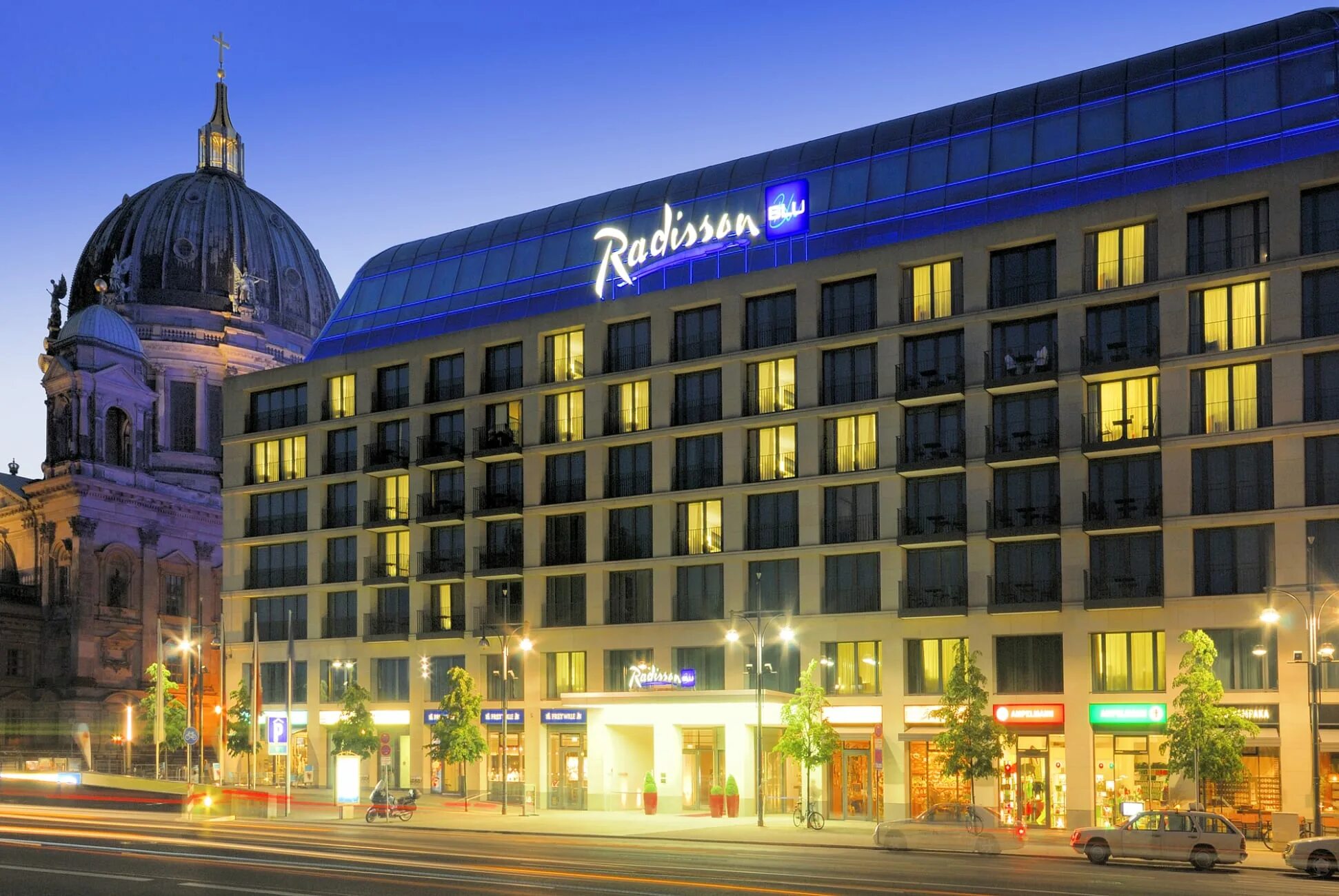 Radisson blu hotel 5. Рэдиссон Блю Берлин. Radisson SAS Берлин. Radisson Blu Hotel. Берлин отель Рэдиссон Блю.