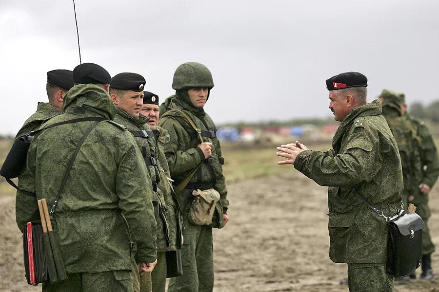 Военные вакансии. Командир воинской части. Командир в армии. Командир и солдаты. Военнослужащий и командир.