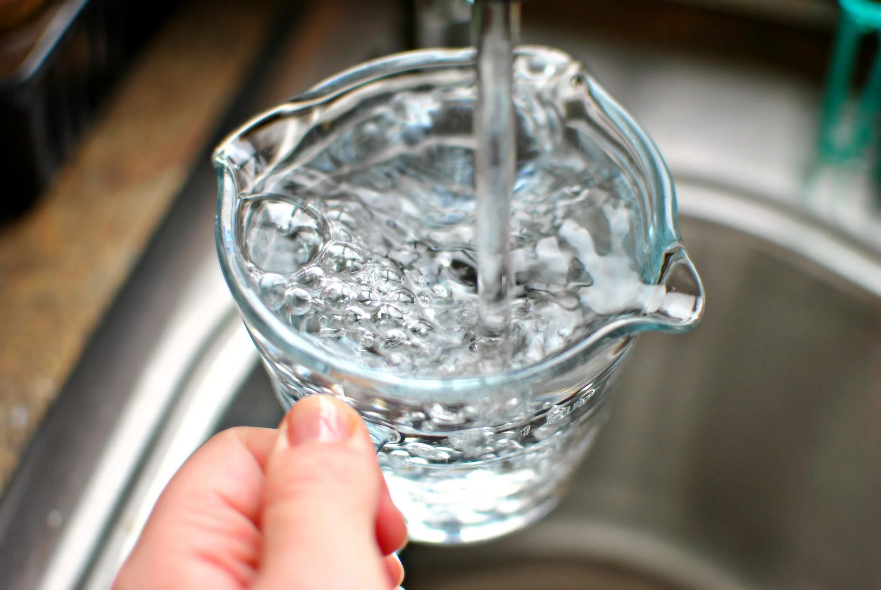 Water in the measuring Cup. Фото рекордно де капли. Водще тящки.