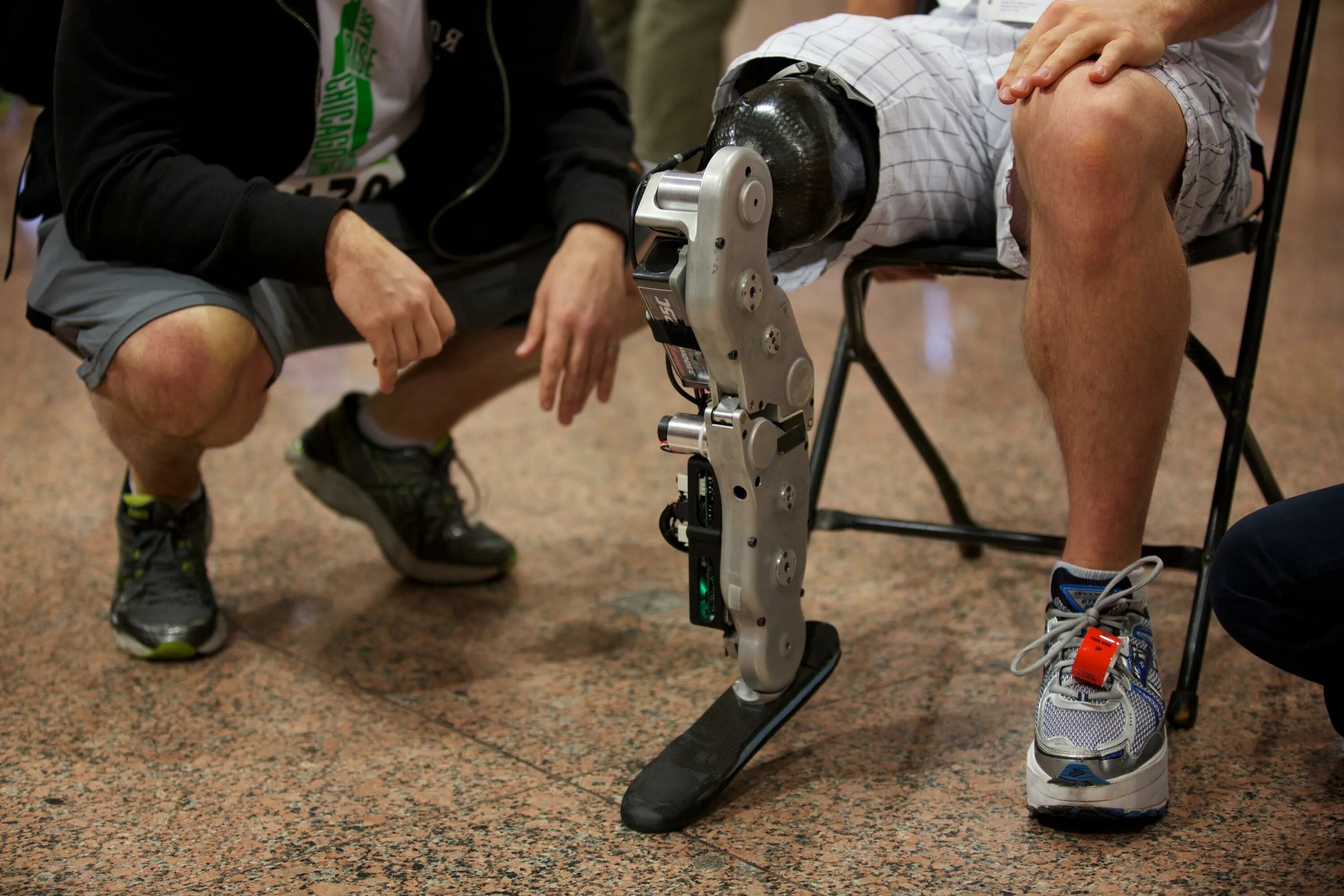 Бионический протез ноги. Механический протез ноги. Роботизированные протезы. Металлический протез ноги. Протезист конечностей