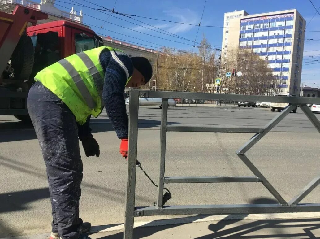 Пешеходные дорожные ограждения. Направляющие пешеходные ограждения. Ремонт пешеходных ограждений. Направляющие для пешеходных. Дорожные работы ограждения