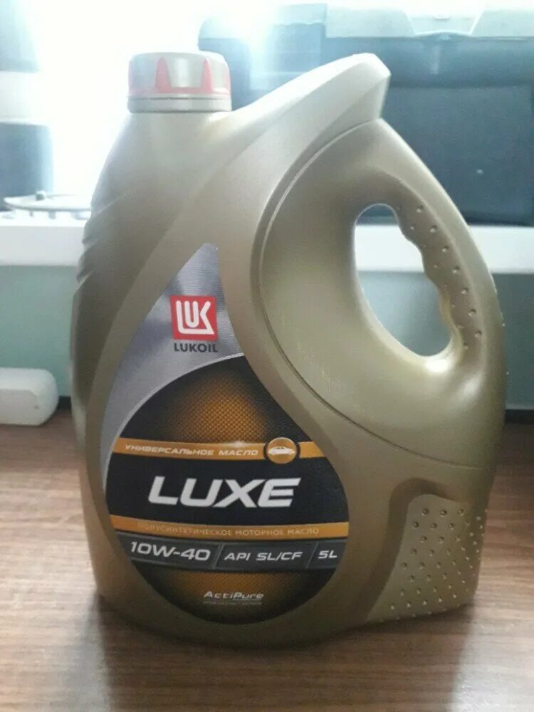 Масло лукойл люкс 10. Lukoil Luxe 10w-40. Лукойл Люкс 5w40 5л. Лукойл Люкс 10w. Лукойл Люкс 5w40 полусинтетика.