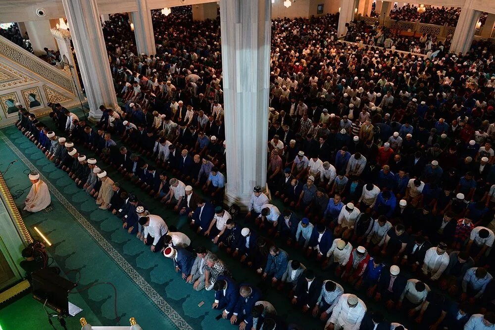 Праздничная молитва на ураза. Московская Соборная мечеть Рамадан. С Рамаданом мечеть Москва.