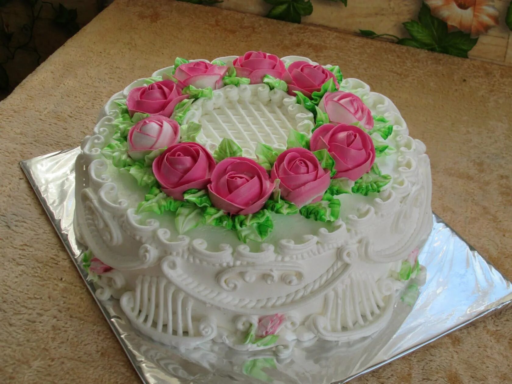 Красивые кремовые торты. Кремовое украшение торта. Украшение торта кремовыми цветами. Торт с розочками. Красивый круглый торт