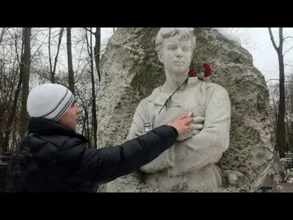 Стих на кладбище нищий