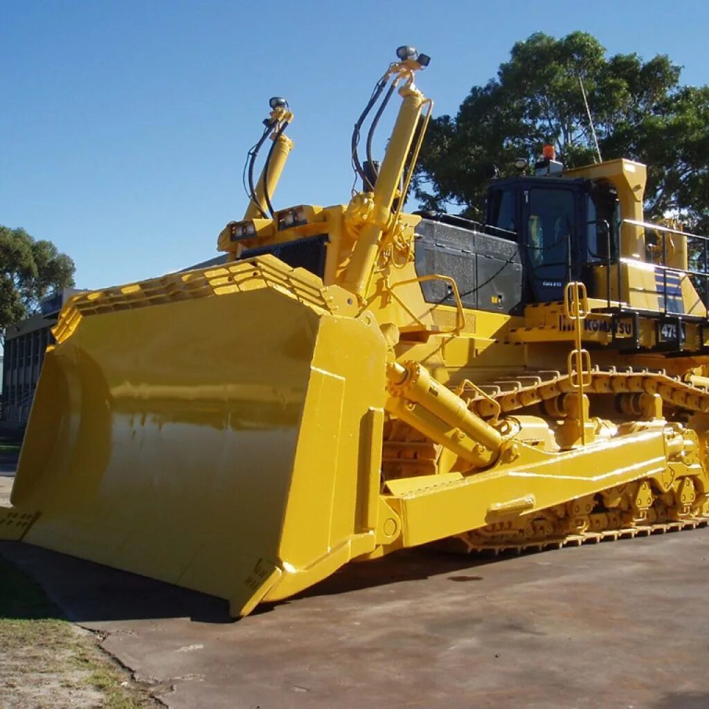 Комацу 575 бульдозер. Komatsu d575a-3 SD. Бульдозер Komatsu d575a-3 SD. Гусеничный бульдозер Komatsu d575a. Мощность двигателя бульдозера