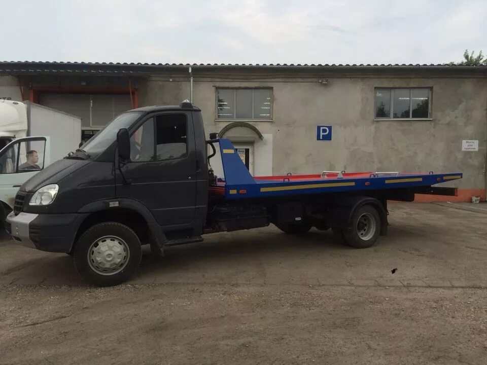Газель бизнес эвакуатор. Черный эвакуатор. Эвакуатор газель некст со сдвижной платформой. Газ валдай эвакуатор. Черный эвакуатор.