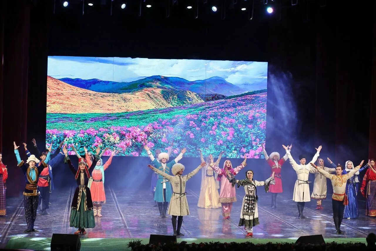 Дагестанские фольклорные коллективы. Ансамбль эхо гор. Фольклорные коллективы дагестана. Ансамбль эха. Эхо гор ансамбль богучар.