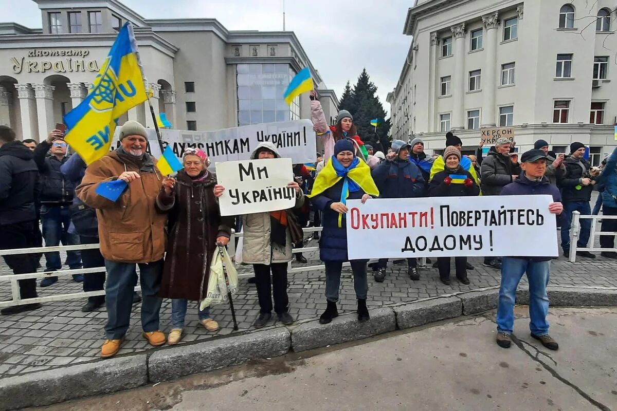 Проукраинский митинг луганск 2014. Сватово проукраинские митинги. Проукраинские митинги. Проукраинский митинг луганск. Митинги на донбассе 2014.