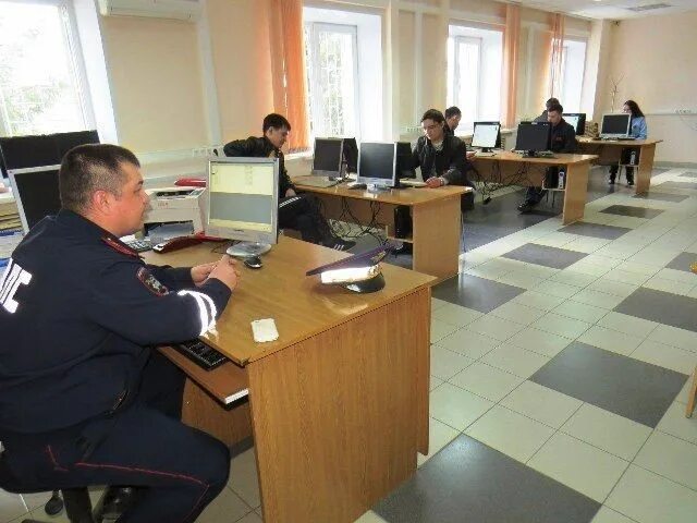 Сдача экзамена в гибдд видео. Экзаменационный класс ГИБДД. Приём экзаменов в ГИБДД. Экзамен в МРЭО. Экзаменационной кабинет ГАИ.