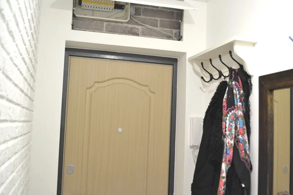 над входной дверью в квартире. подкова над дверью. над входной дверью в квартире. маленькая прихожая. дверной звонок в квартире над дверью.