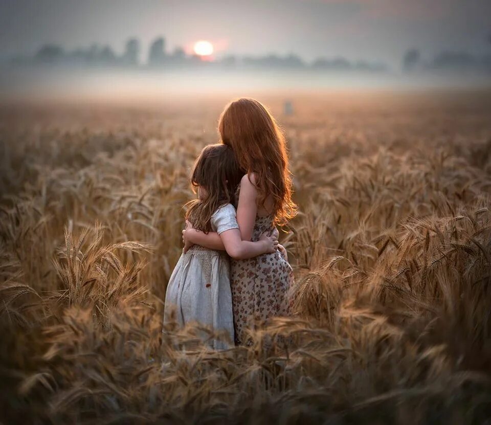 Дети в поле. Сестренки обнимаются. Сестры в поле. Женщина с ребенком в поле.