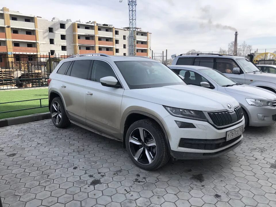 Купить б/у Skoda Kodiaq I 2.0 AMT (180 л.с.) 4WD бензин робот в Москве: чёрный Ш