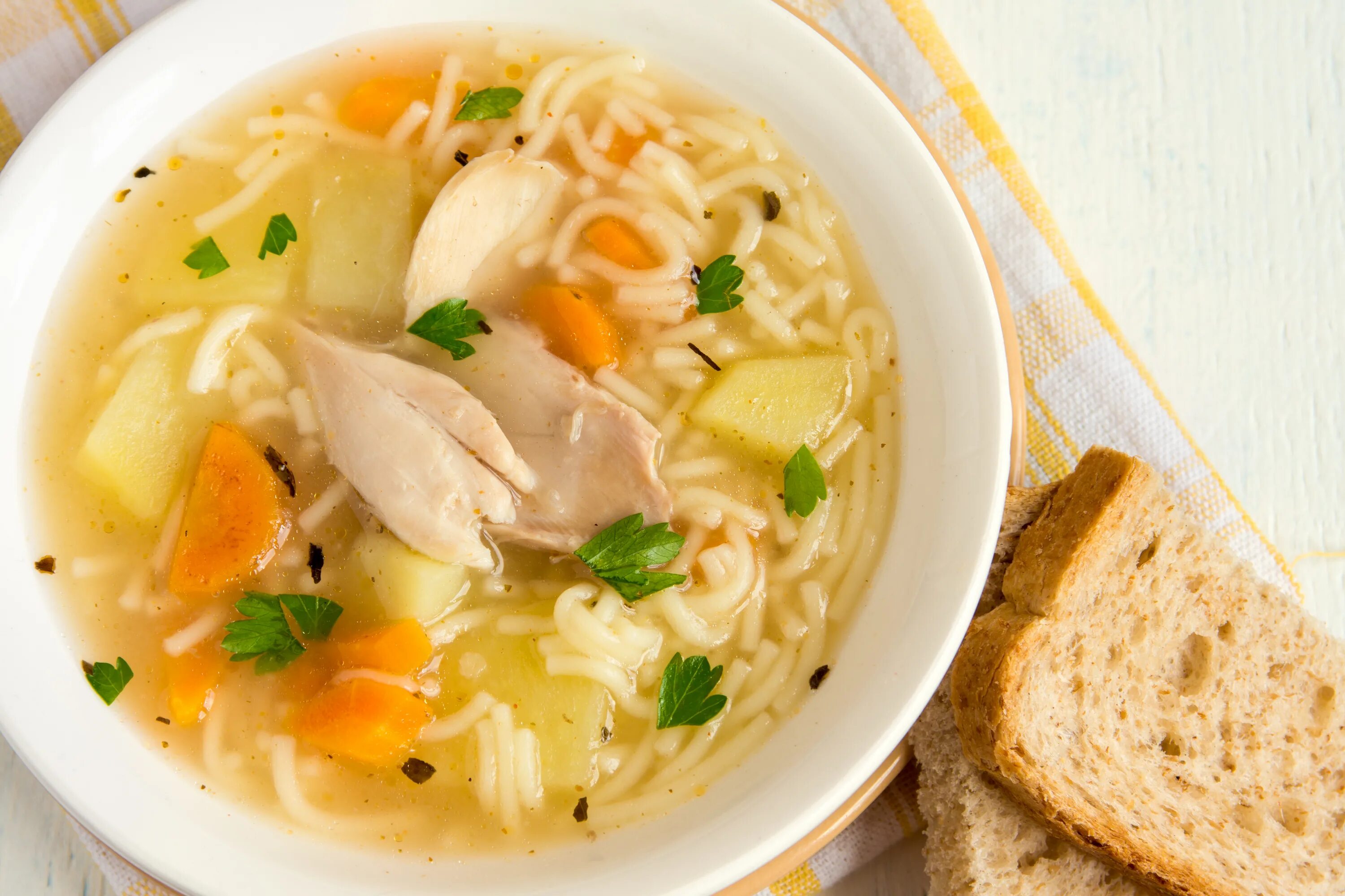 Суп с лапшой и овощами. Суп-лапша с курицей. Куриный суп. Суп лапша с цыпленком. Куриный суп с лапшой вид сверху.