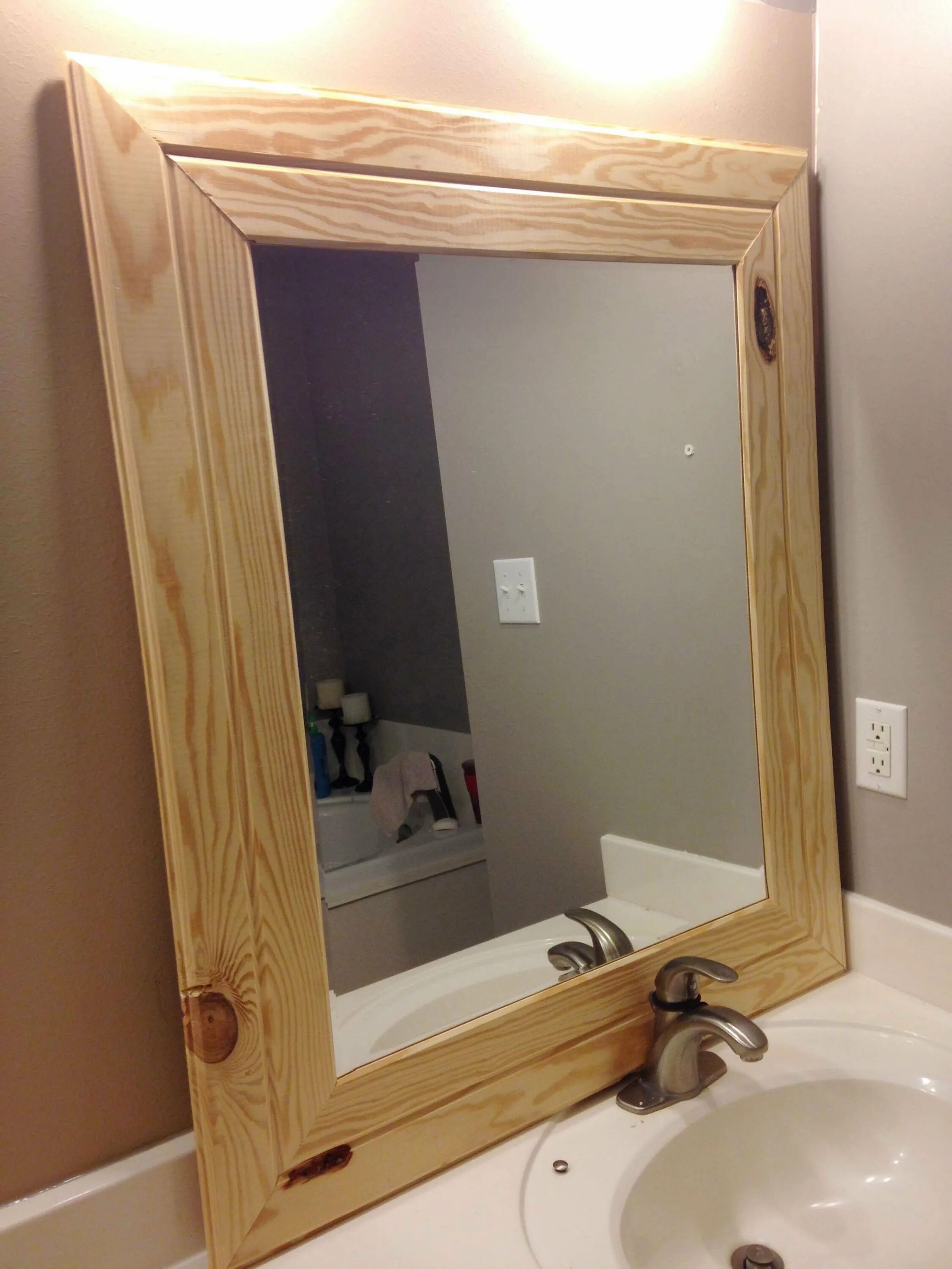 Зеркало в рамке в ванную. Оригинальные рамы для зеркала. Зеркало с деревянной рамой. Зеркало в ванную в деревянной раме.