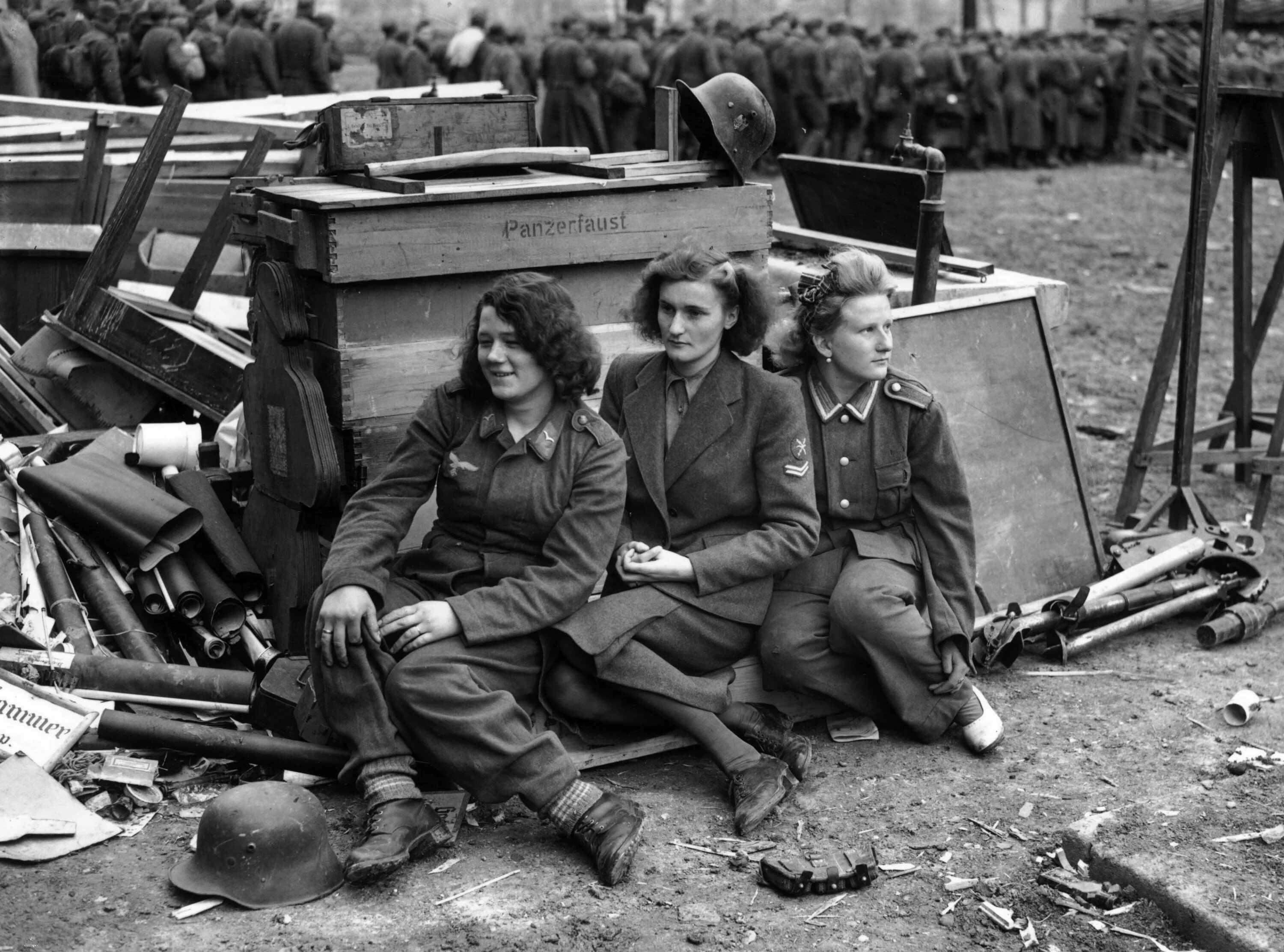 Во время второй мировой войны вручали. Немецкие военнопленные в Германии 1945. Немки в Германии в 1945 и советские солдаты. Пленные женщины на войне 1941-1945. Германия 1945 год пленные немецкие солдаты.
