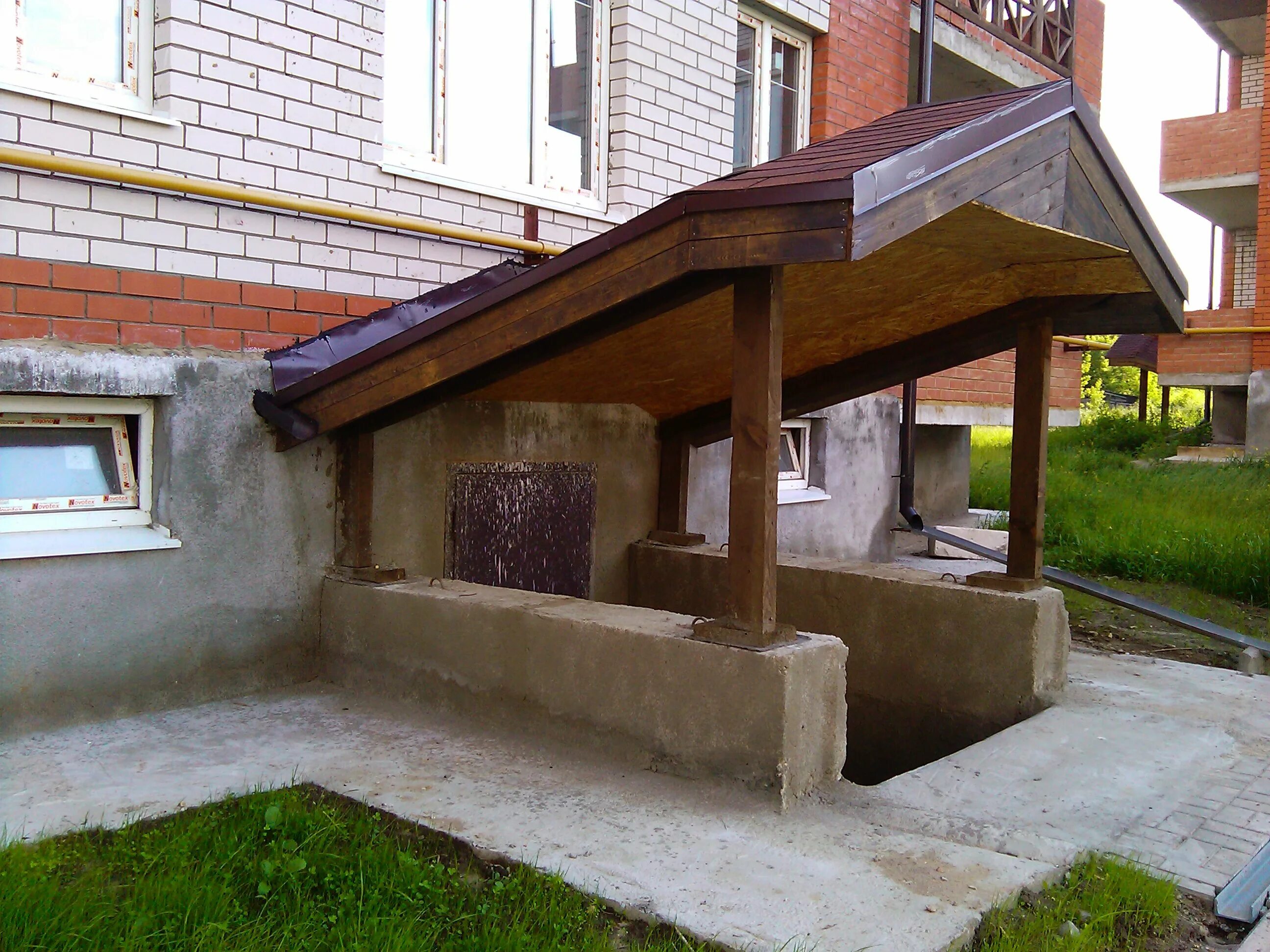 Оконный приямок. Цокольное окно с приямком. Этаж ниже уровня земли. Дом на склоне с гаражом. Подвалы с арочными окнами.