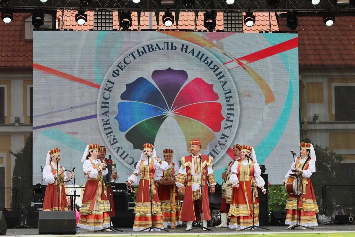 Фестиваль национальных культур гродно. Пройдет фестиваль национальных культур. Давайте дружить карусель. Пройдет фестиваль национальных культур. Фестиваль соцветие культур.